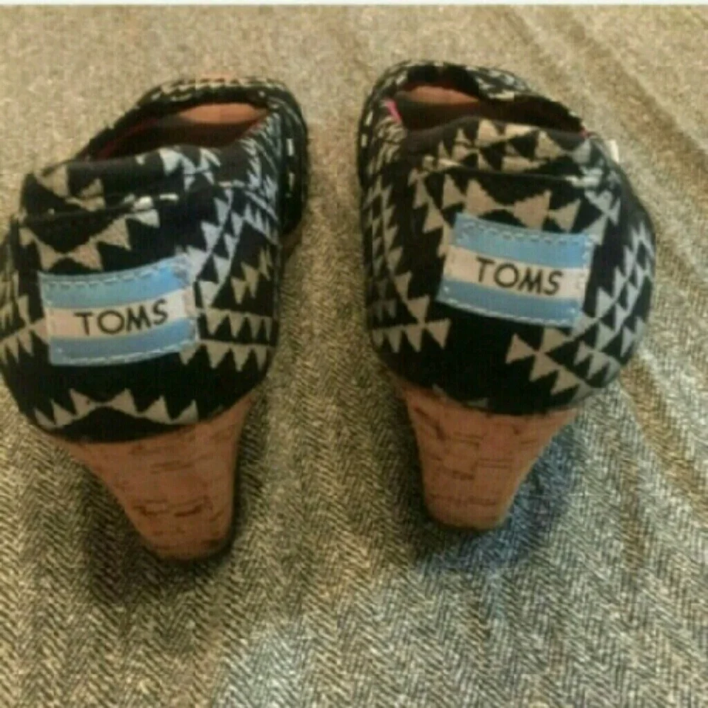 TOMS tribal print wedges